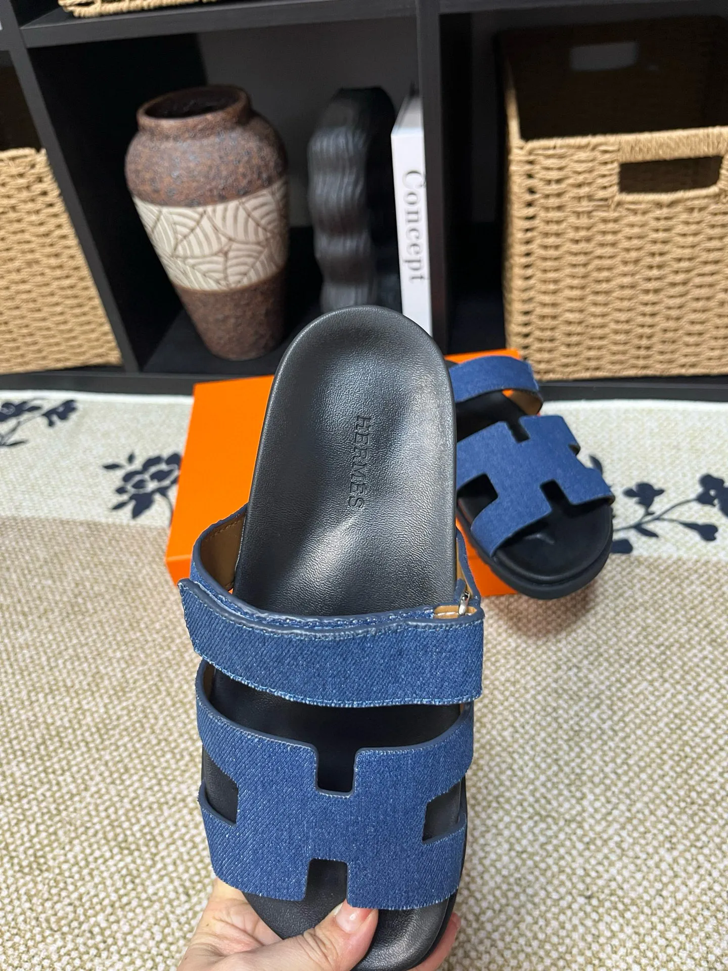 P300 Long-term stock Hermes men’s Kazimir slippers for couples - top quality woven calfskin functional sandals with intertwined uppers inspired by the “H” iconic pattern to create a casual look, perfect for summer. Imported cowhide + cowhide lining + TUP outsole Size: 35-46